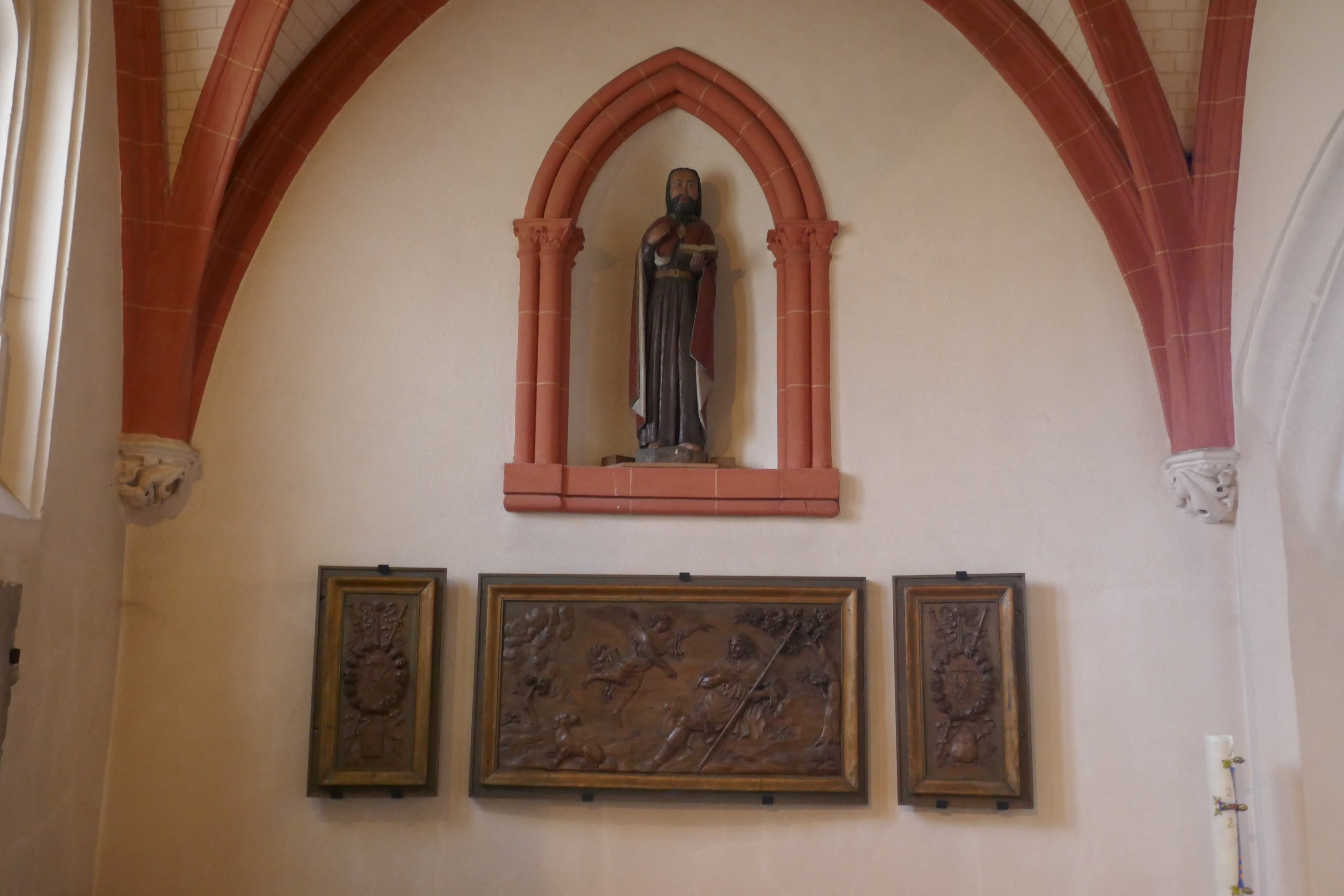 Statue de Saint Gilles et bas relief de Saint Roch